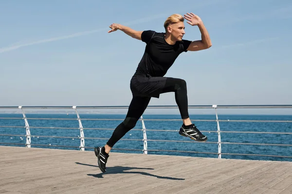 Homem vestindo roupa desportiva preta — Fotografia de Stock