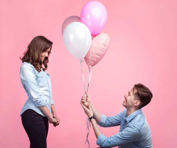 Pria menyajikan balon untuk gadis — Stok Foto