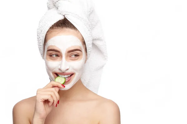 Mujer con mascarilla limpiadora en la cara — Foto de Stock