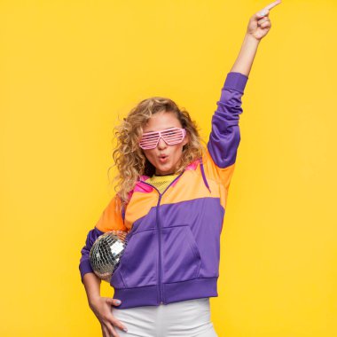 Disko topu ile şık kadın