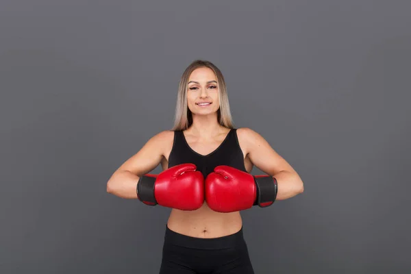 Blondine posiert mit Boxhandschuhen — Stockfoto