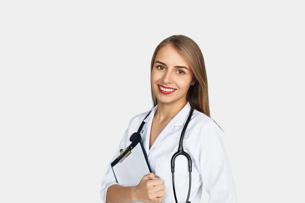 Female doctor with stethoscope holding clipboard — Stock Photo, Image