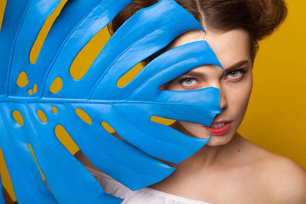 Sensual model with giant leaf — Stock Photo, Image