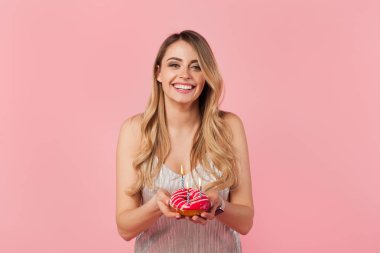 Halka ile kız kutluyor doğum günü