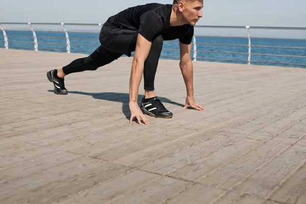 Killen på piren förbereder sig för att köra — Stockfoto