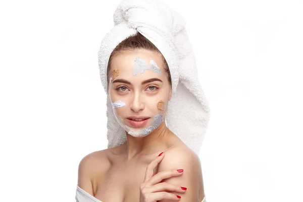 Model poseren met cosmetica toegepast op gezicht — Stockfoto