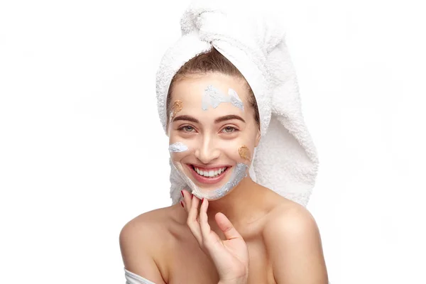 Mulher sorridente com cosméticos inacabados no rosto — Fotografia de Stock