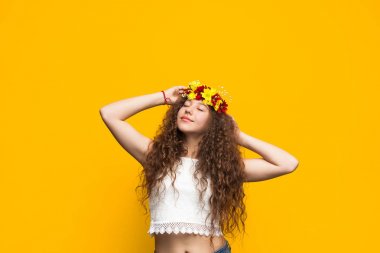 Çiçek çelenk içinde rüya kız