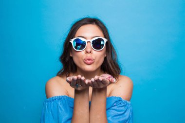 Kız bardaklarda hava öpücük gönderme