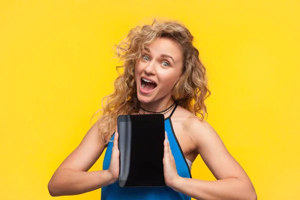 Mulher excitada posando com tablet — Fotografia de Stock