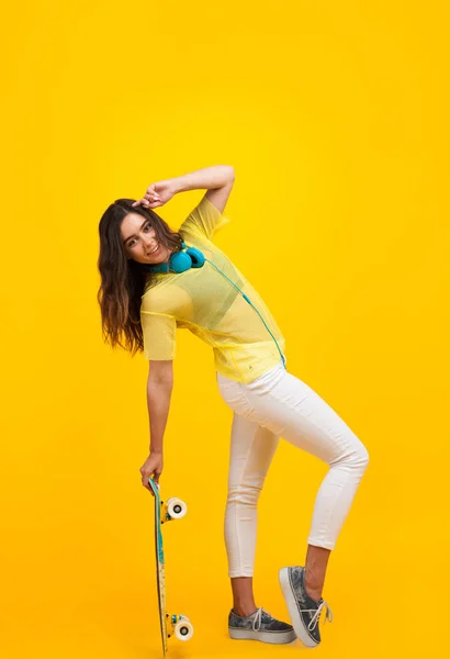 Stilvolles Mädchen mit Longboard — Stockfoto