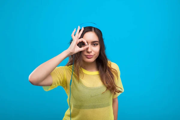 Hipster meisje in koptelefoon op blauw — Stockfoto