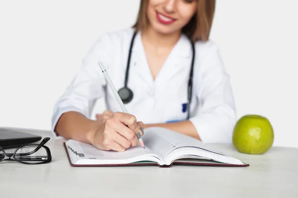 Masaüstünde çalışan doktor içerik — Stok fotoğraf