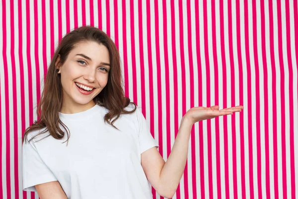 Sonriente chica sosteniendo la palma de la mano — Foto de Stock