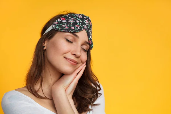 Menina com sorriso atraente posando em estúdio — Fotografia de Stock