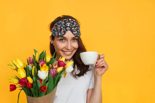 Chica con flores máscara de dormir y café —  Fotos de Stock