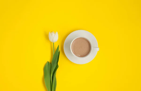 Φρέσκο καφέ και λευκές τουλίπες — Φωτογραφία Αρχείου