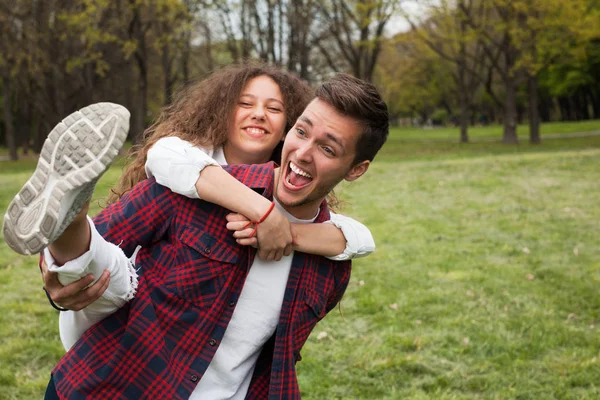 Guy redovisade flicka i parken — Stockfoto