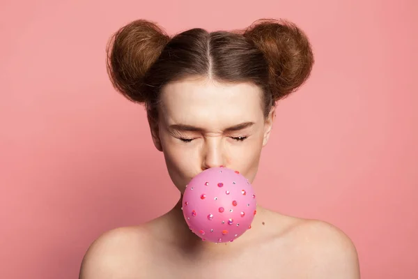 Girl with bubble gum in sparkles — Stock Photo, Image