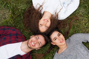 Arkadaşlar gün zevk yeşil çimenlerin üzerinde