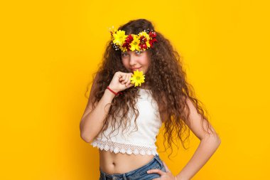 Neşeli çiçek kadında