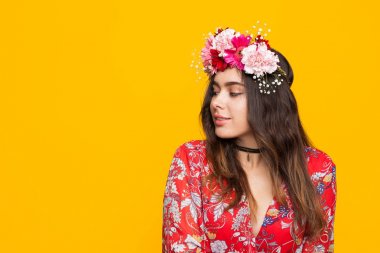 Romantik çiçek şapkalar modelinde