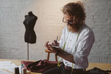 Modern atelier çalışan adam