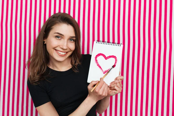 Mujer contenta con cuaderno de bocetos — Foto de Stock