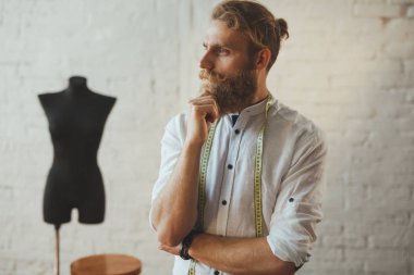 Yakışıklı erkek terzi dalgın bakıyor