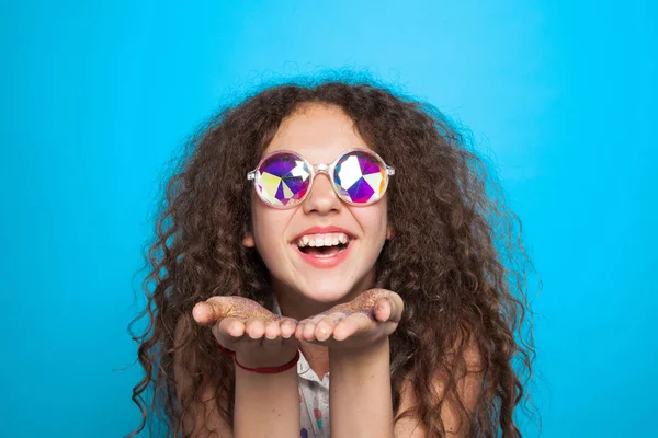 Modelo encantador em óculos de sol criativos — Fotografia de Stock