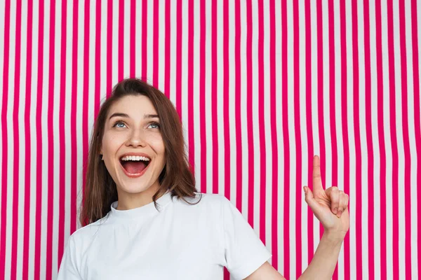 Heyecanlı kız yukarı dönük