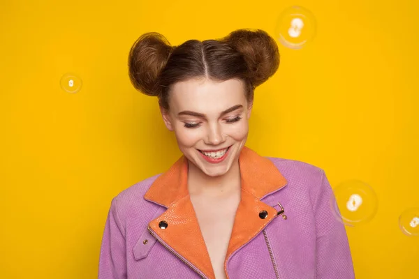 Chica sonriente en chaqueta púrpura — Foto de Stock