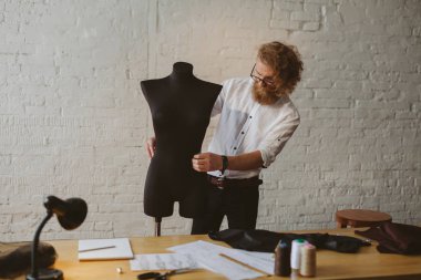 Atelier manken ile çalışan adam