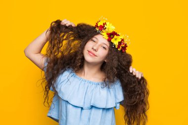 Çiçek çelenk oynak kız