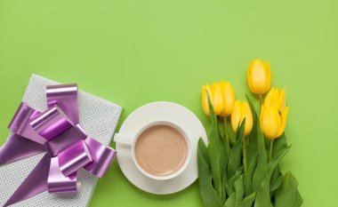 Kahve giftbox ve yukarıdan çiçekler