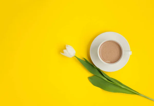 Tasse Kaffee und eine Blume — Stockfoto