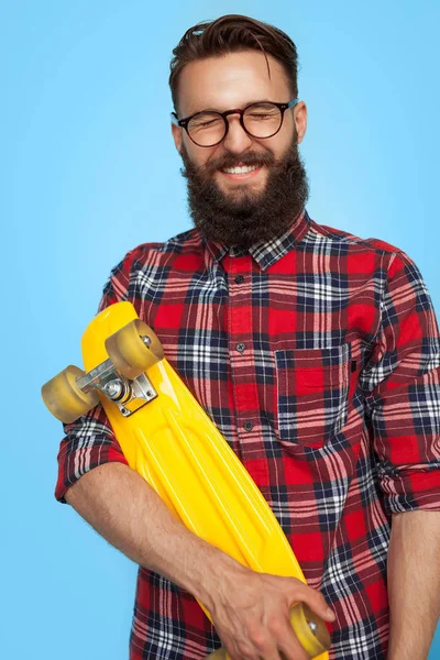 Hombre feliz sosteniendo cruiser board — Foto de Stock