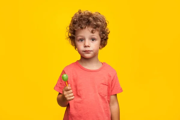 Bambino adorabile con lecca-lecca — Foto Stock