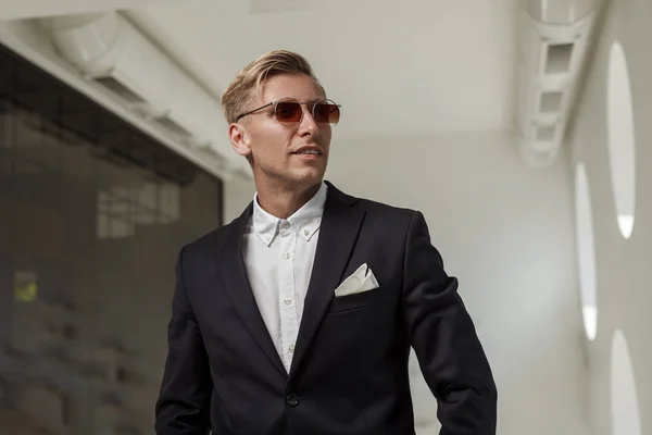 Hombre con clase en traje y gafas de sol —  Fotos de Stock