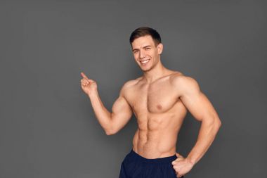 Kaslı adam uzakta gri üzerine işaret