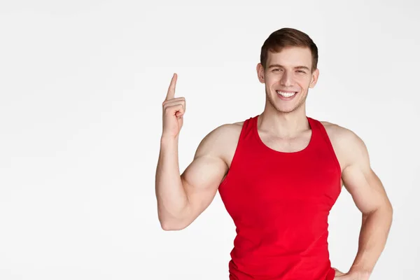 Hombre deportivo señalando hacia arriba — Foto de Stock