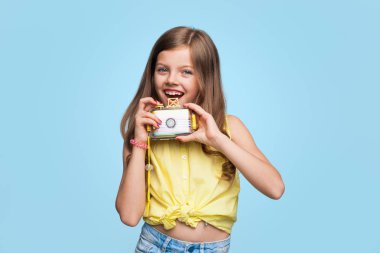 Şık küçük model fotoğraf makinesi ile poz