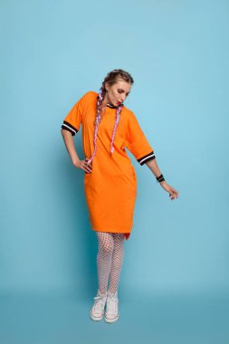 Mavi elbiseli şık modeli