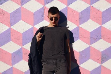 Şık hipster güvenle poz