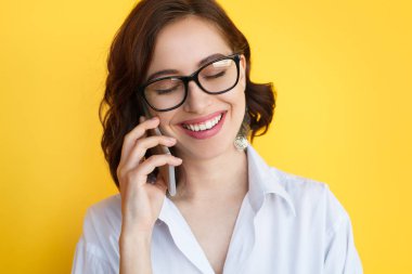 Gülümseyen kadın konuşmak telefon