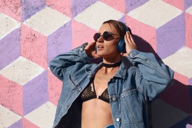 Trendy hipster Kulaklığımda poz