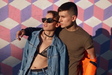 Güneş ışığı altında poz şık genç Çift