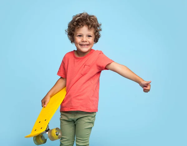 노란 longboard와 세련 된 소년 — 스톡 사진