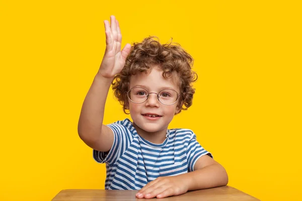 Ung pojke innehav hand upp — Stockfoto