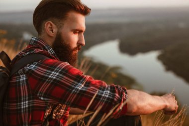 Gezgin ikindilerde doğa üzerinde poz